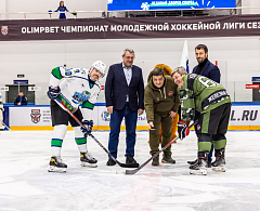 На минувших выходных Глава Ханты-Мансийска Максим Ряшин встретился со спортсменами из хоккейной команды Донецка «Железные дороги Новороссии»