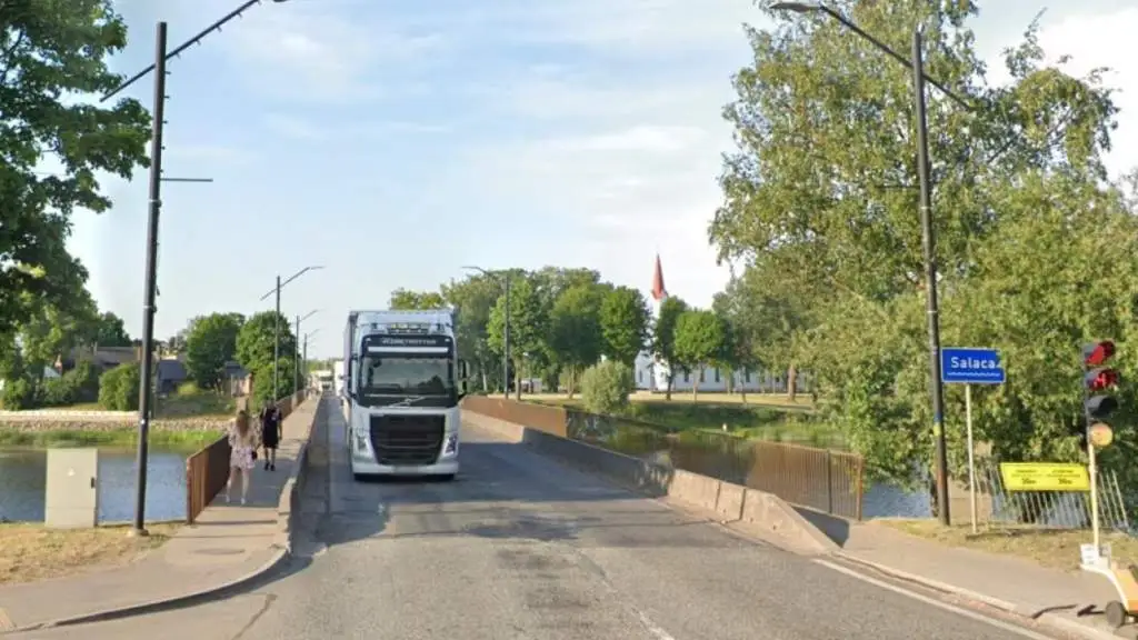 Эстония направила Латвии запрос о причинах пробок на мосту в Салацгриве