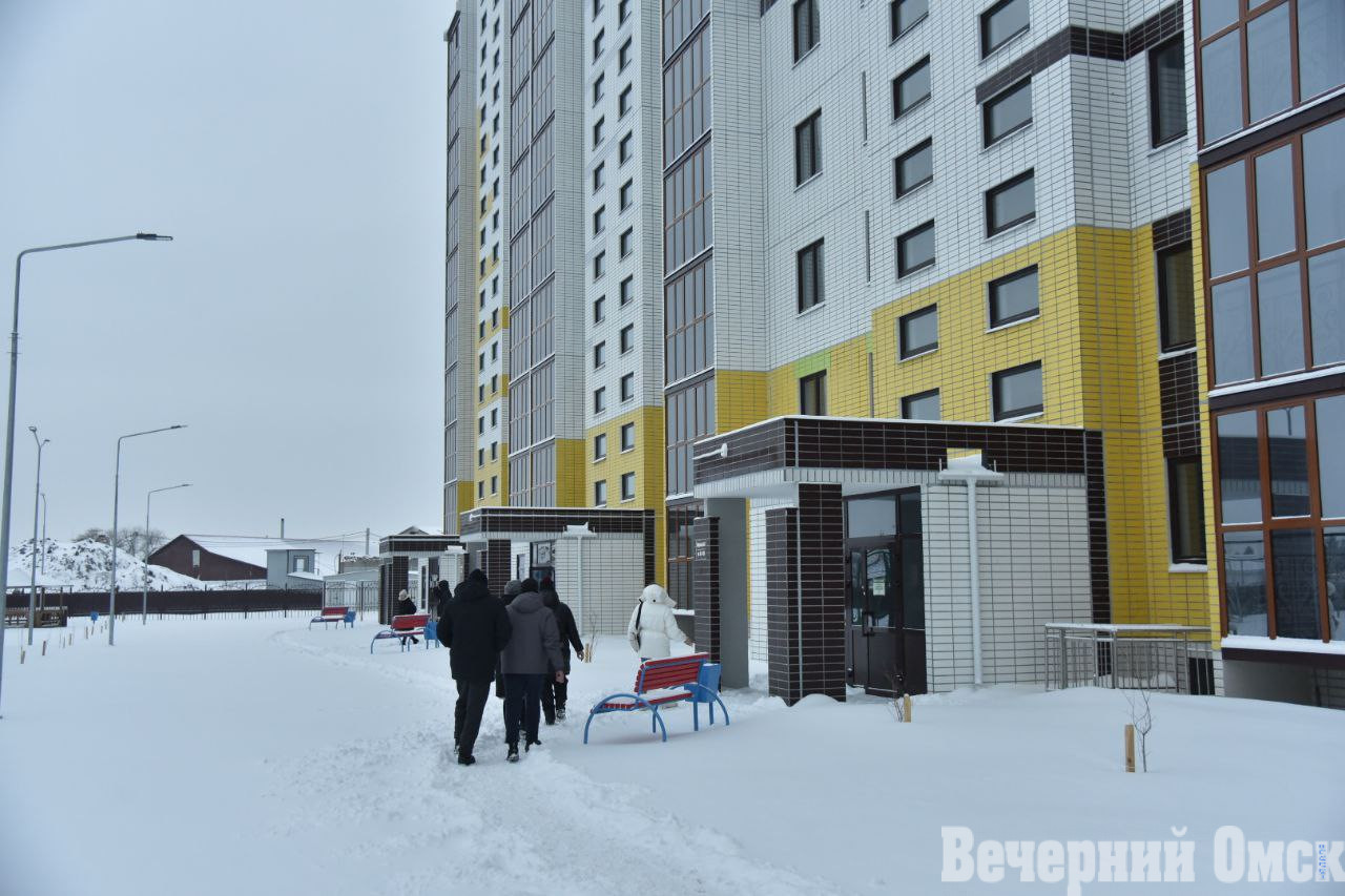 Переселенцы из аварийного жилья получают ключи от новых квартир