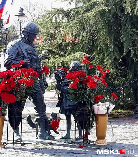 У памятника «Вежливым людям» в «Сквере Республики» всегда цветы, особенно весной