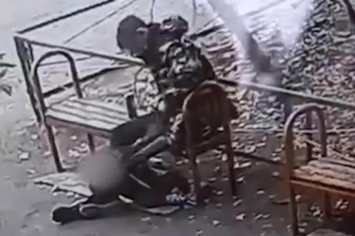 Надругательство над детьми. Дети над которыми издевались родители. Отчим издевается над пасынком. Мурат шхануков. Девушка издевается над ребенком.