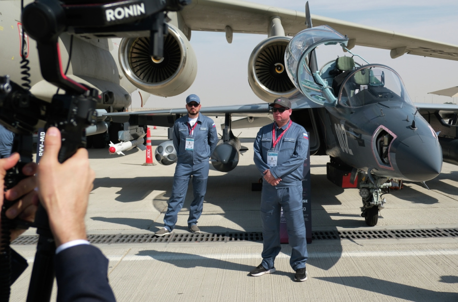 Пилоты возле учебно-боевого самолета Як-130М на международном авиационно-космическом салоне Dubai Airshow 2025 в Дубае