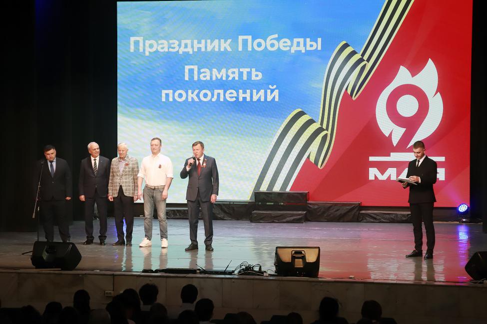 Депутаты на сцене КДЦ имени Станиславского
