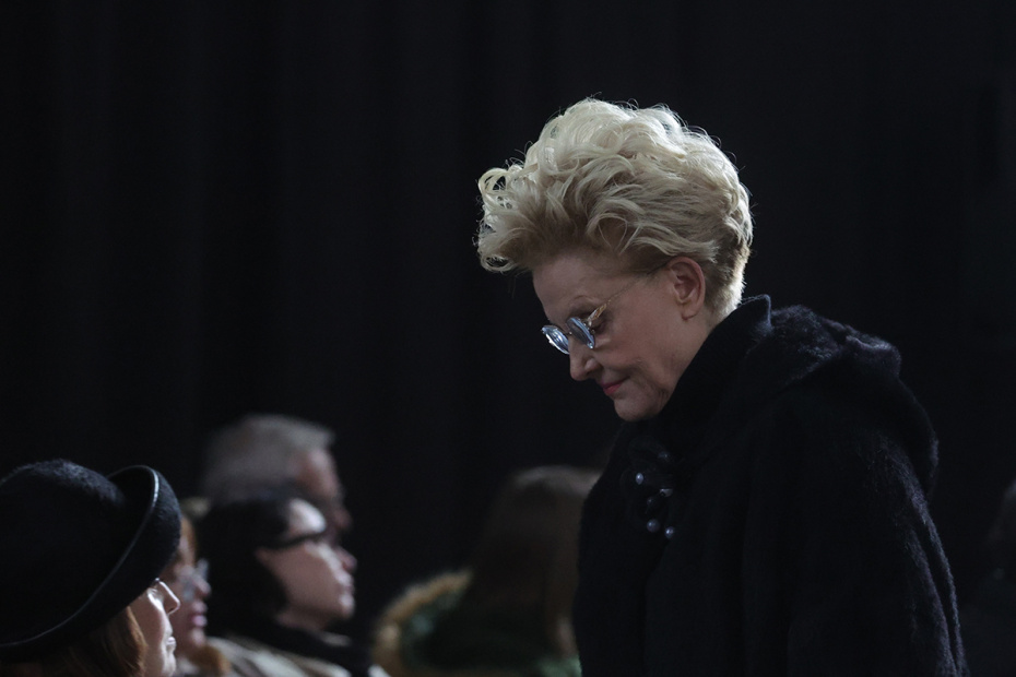 Елена Малышевана на церемонии рощания с телеведущим Юрием Николаевым на Троекуровском кладбище в Москве