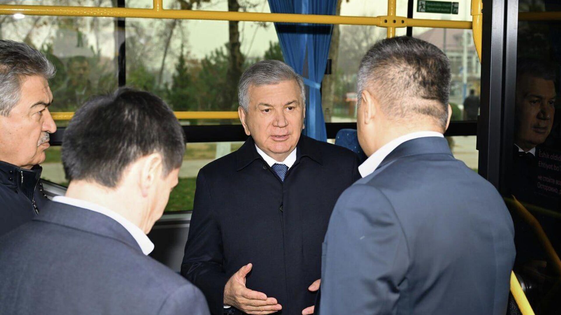 Шавкат Мирзиёев ознакомился с современными автобусами в Гулистане. - Sputnik Узбекистан, 1920, 05.12.2025
