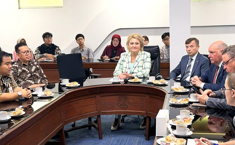 Делегация Совета Федерации посетила Университет Индонезии в Джакарте и провела встречу с руководством учебного заведения и со студентами, изучающими русский язык