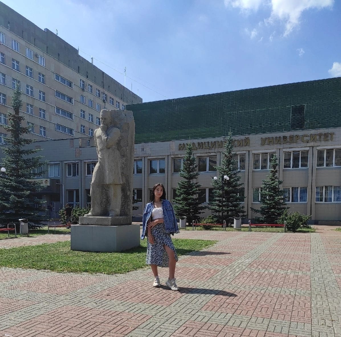 Фгбоу юугму. Южно-Уральский государственный медицинский университет. ЮУГМУ памятник. ЮУГМУ памятник врачу. Студентки ЮУГМУ