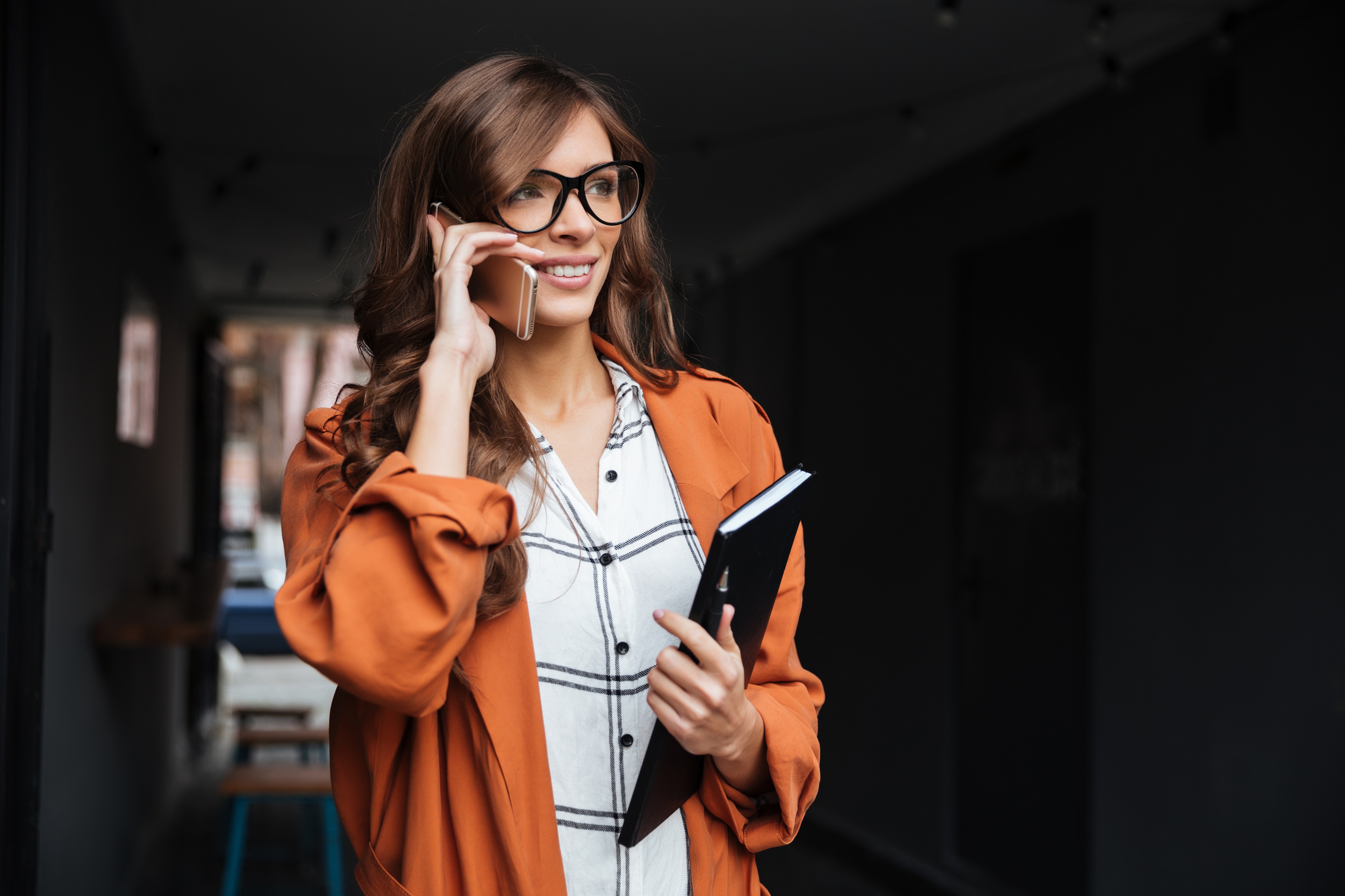 portrait-casual-woman-talking-mobile-phone.jpg