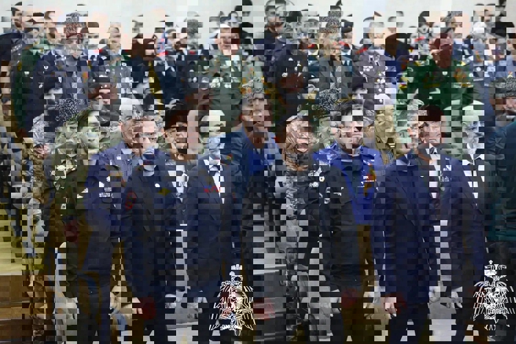 В Грозном сотрудникам Росгвардии вручили благодарственные письма МинНацИнформа 