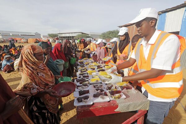 Волонтеры готовят еду для ифтара в лагере для беженцев в Могадишо, Сомали. - Sputnik Азербайджан