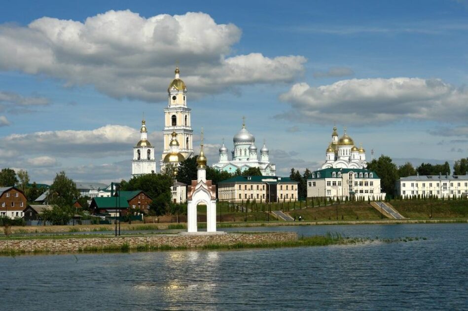 Крест на куполе в Дивеево