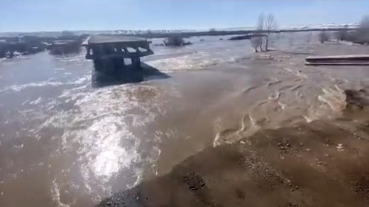 Уходят под воду дороги, взлётные полосы и жилые дома из-за паводков в Казахстане