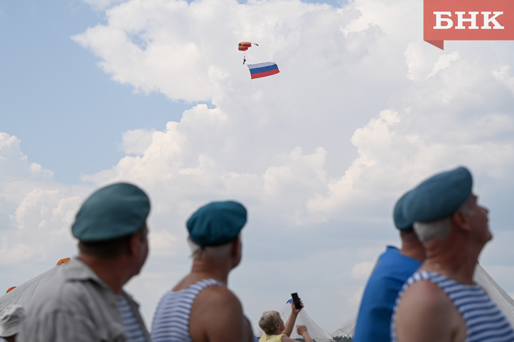 Поздравление от парашютистов-пожарных, гигантский флаг и силовые состязания: крылатая пехота отпраздновала День ВДВ в Корткеросе