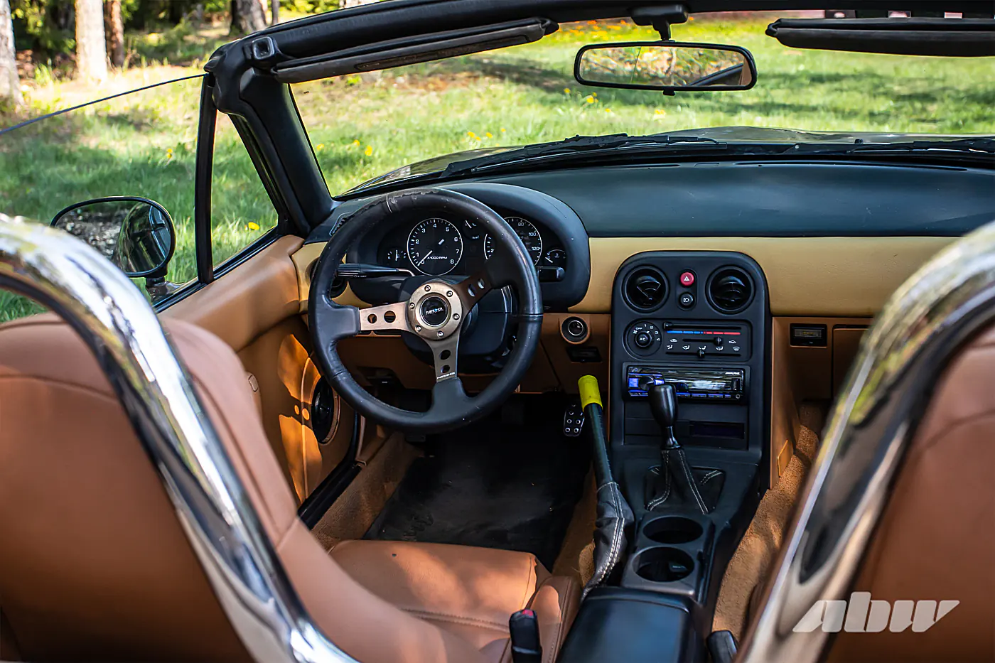 Была бита, дважды горела, но побеждает в гонках: история редкой Mazda Miata из США