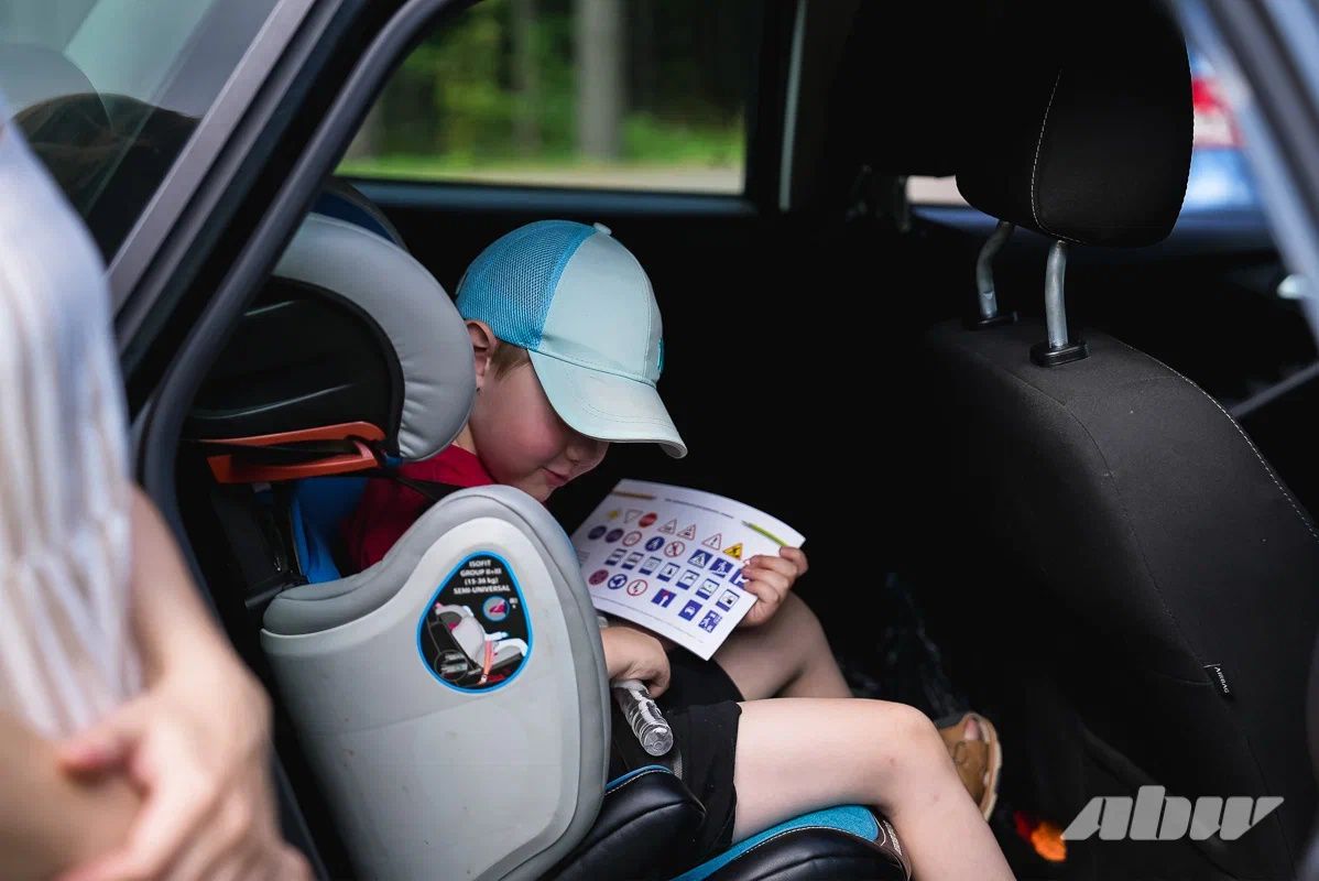 Ребенок едет в такси один: за и против. Взгляд со стороны водителей и родителей