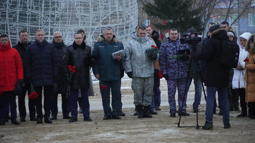 В Нарьян-Маре росгвардейцы возложили цветы в честь Дня Неизвестного Солдата