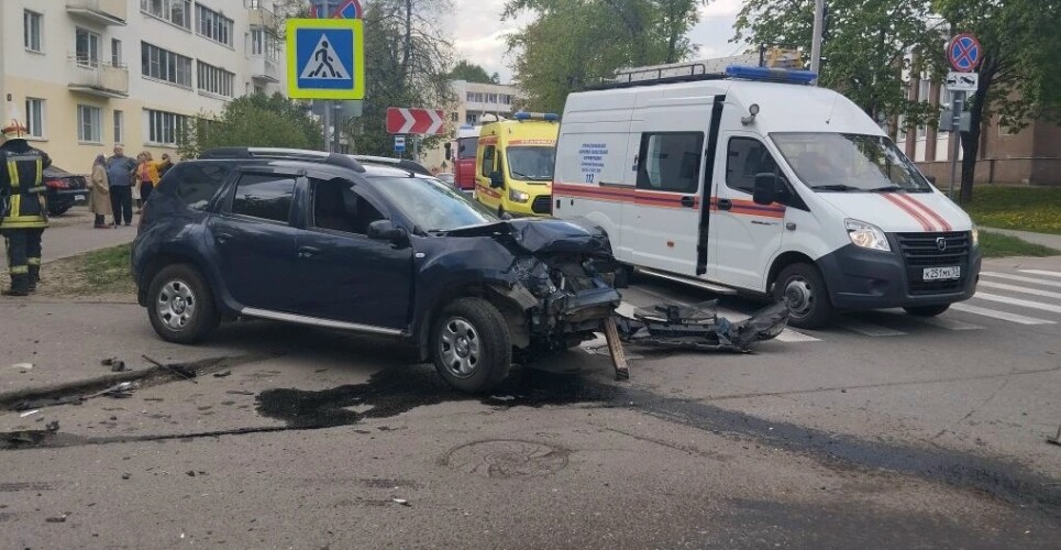 Два человека пострадали в лобовом столкновении двух легковушек на Большой Власьевской улице
