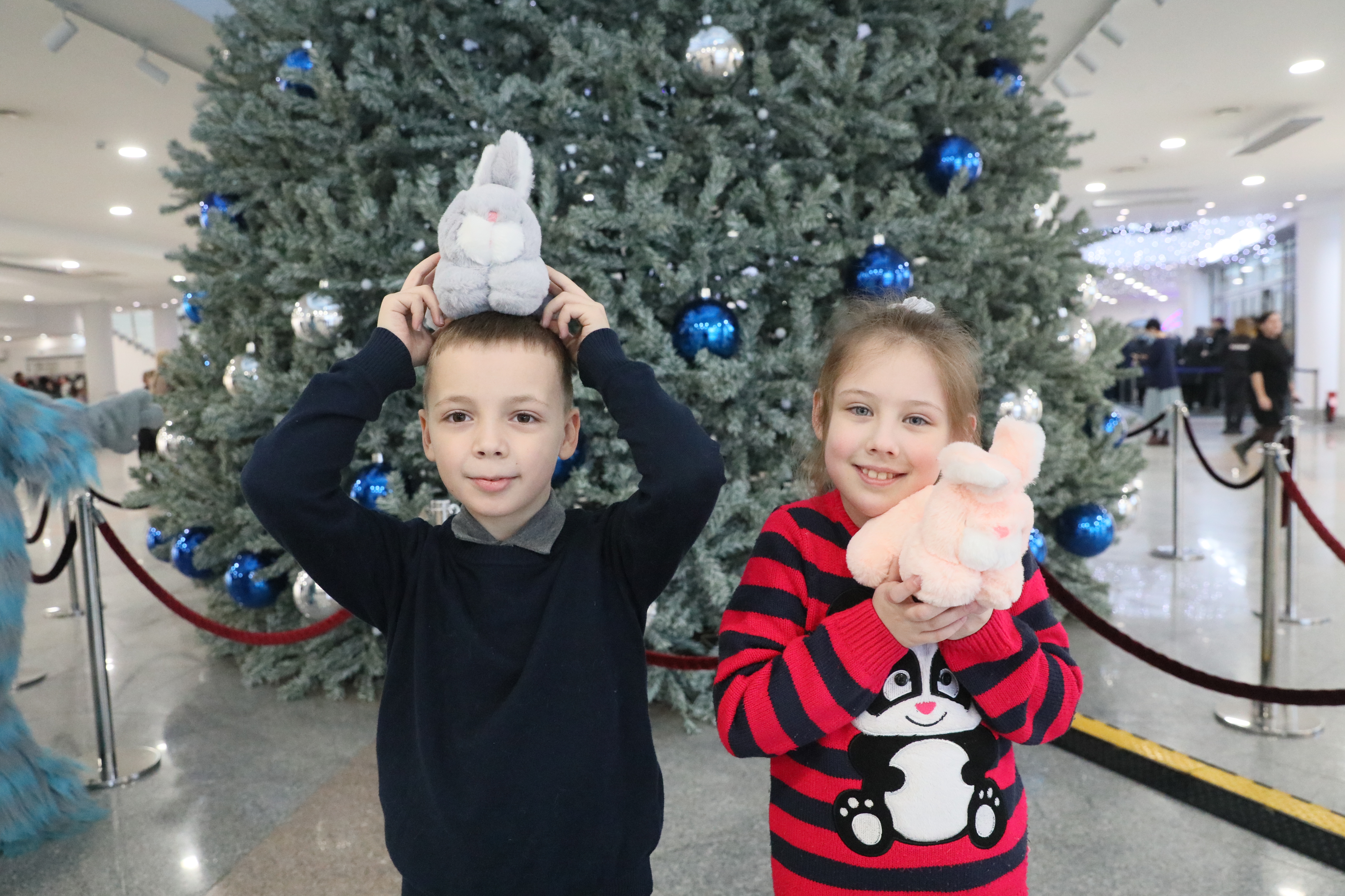 Губернаторская елка. Елка в тюзе. Губернаторские подарки на новый год 2023 владимирская область детям. Дети посетили губернаторскую елку. С новым годом реутов.