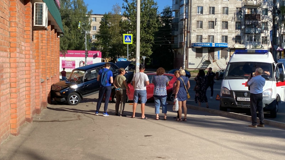 Последние новости смоленска сегодня. Авария на улице Николаева.