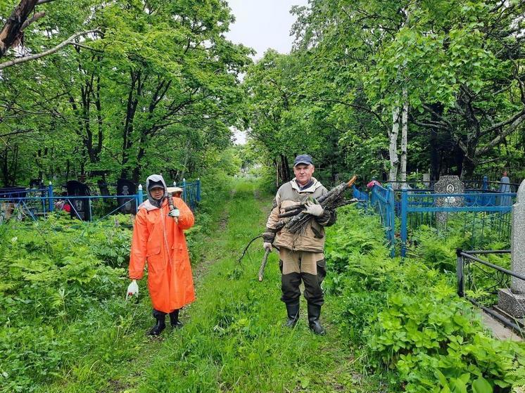 Сахалинские чиновники привели в порядок воинское кладбище