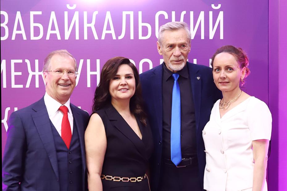 Виктор Шкулев, Лилия Савина, Александр Михайлов и министр культуры региона Алёна Ячменёва на Забайкальском международном фестивале