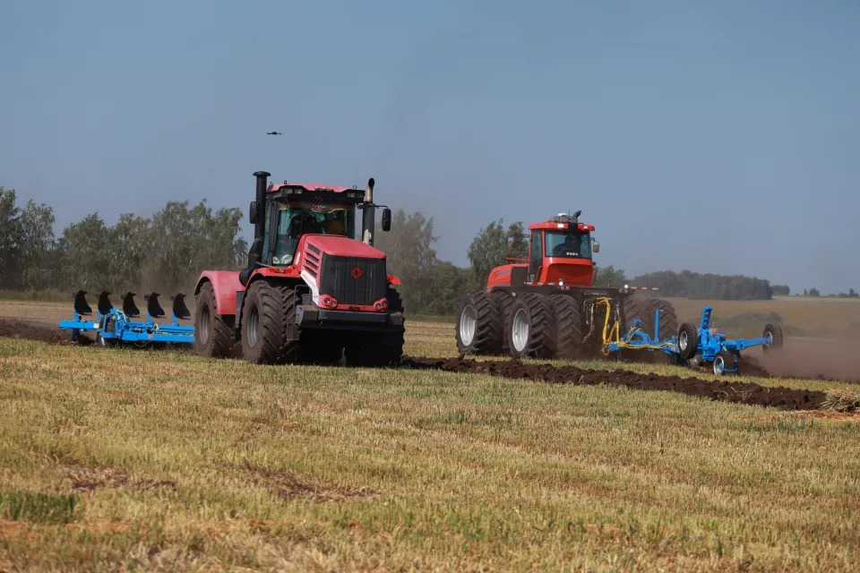 Демонстрация работы сельхозтехники в полях