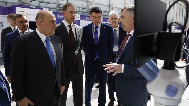 Михаил Мишустин осмотрел выставку Российского форума «Микроэлектроника 2025». С Министром науки и высшего образования Валерием Фальковым, Министром промышленности и торговли Антоном Алихановым, Денисом Мантуровым, помощником президента Андреем Фурсенко