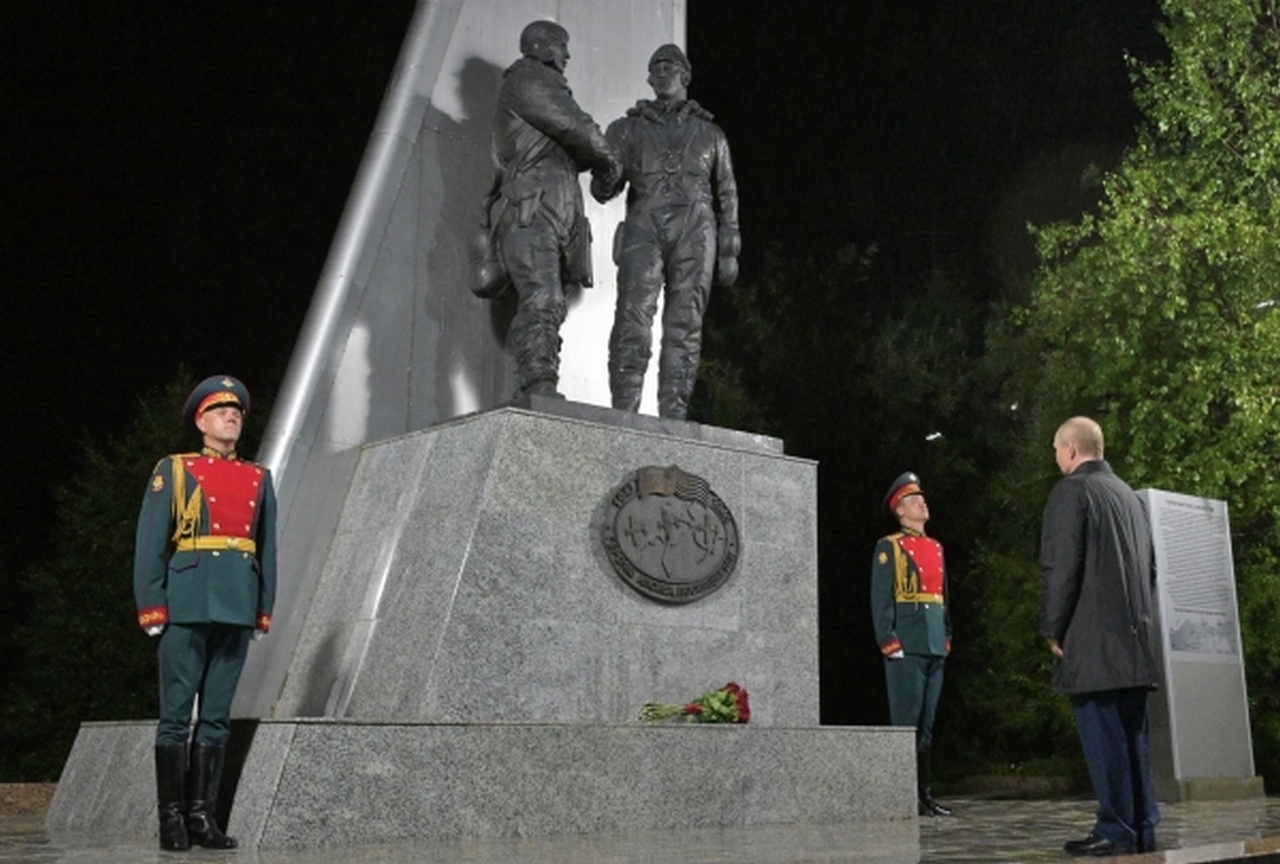 Президент РФ Владимир Путин возлагает цветы к памятнику «Героям АлСиба» в Магадане, 16 августа 2025 г. 