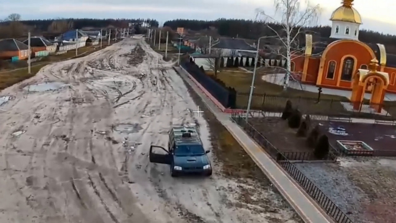 Транспортная машина ВСУ на прицеле оператора БПЛА, Сумская область.