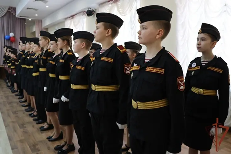 Заместитель командующего Приволжским округом Росгвардии принял участие в церемонии посвящения в кадеты воспитанников профильного класса ведомства