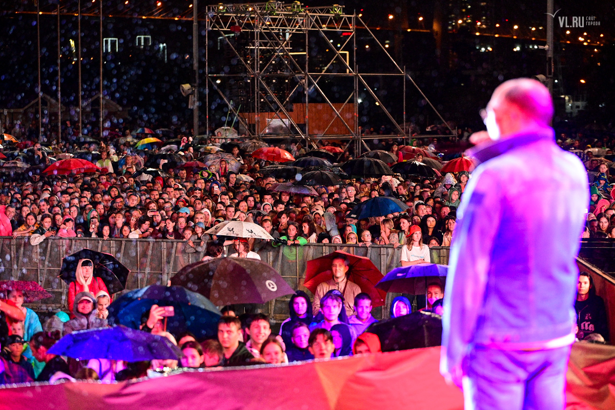 клава кока владивостока. клава кока владивостока. фестиваль. концерт на центральной площади владивостока. выступление на сцене.