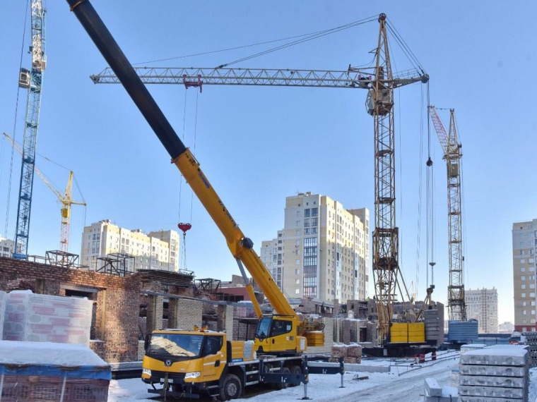 В Омске в микрорайоне «Серебряный берег» начался монтаж окон строящейся школы