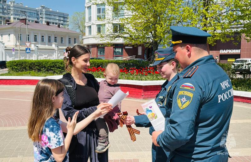 Сотрудники МЧС России поздравили белгородцев с 81-ой годовщиной Великой Победы и напомнили о правилах пожарной безопасности в праздничные дни