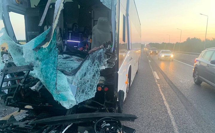 В Ростовской области пассажирский автобус, ехавший на Чёрное море, врезался в грузовик, один человек погиб