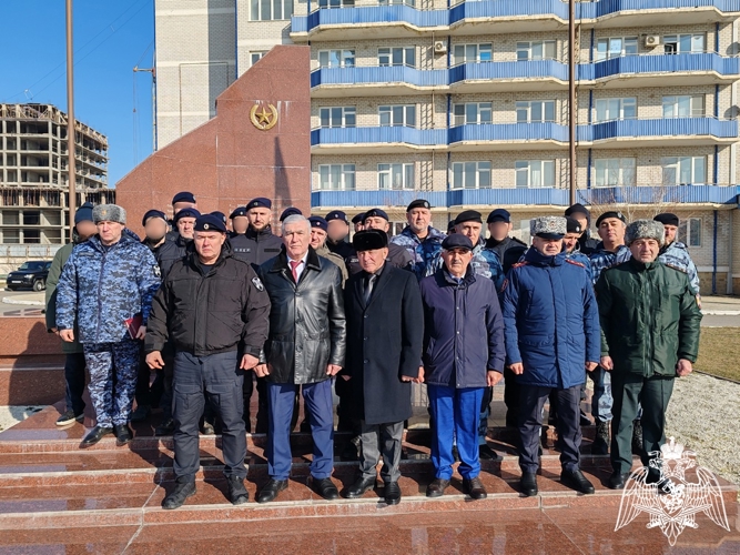 В Дагестане росгвардейцы почтили память боевых товарищей, погибших в ходе трагических событий 1996 года