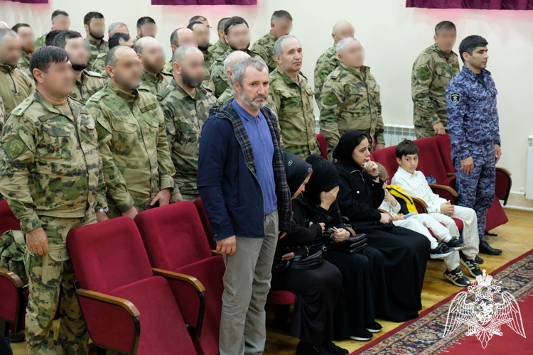 Орден Мужества погибшего росгвардейца передали его родным в Дагестане