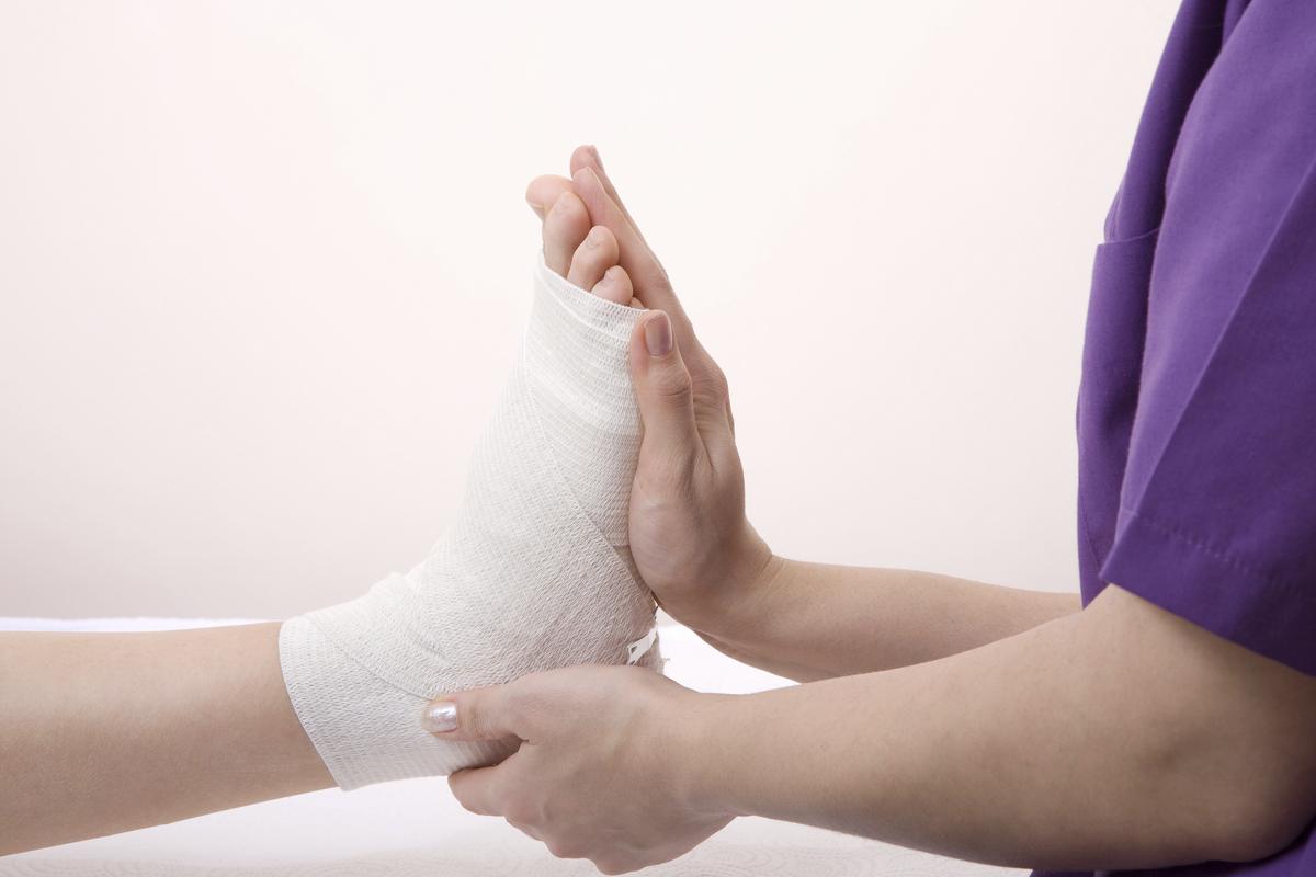 Травма голеностопного сустава повязка. Разрыв связок голеностопного сустава. Вывих голеностопа повязка. Ушиб голеностопного сустава помощь. Ушиб голеностопного сустава помощь.
