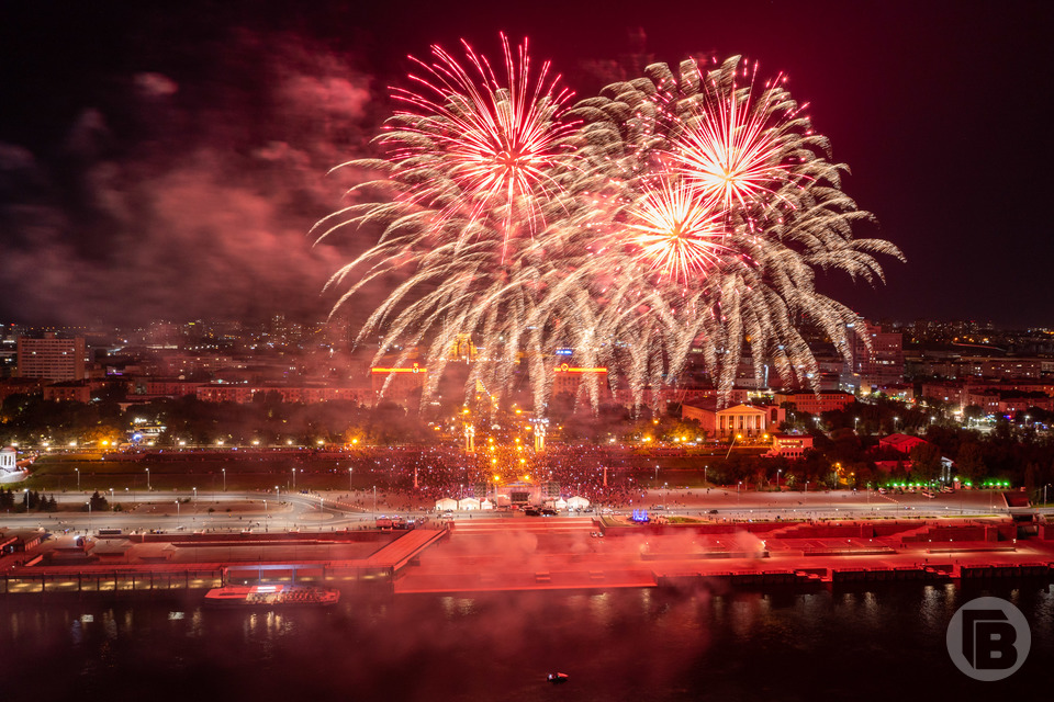 салют в волгограде красноармейский район. салют в волгограде на новый год 2024. новогодний фейерверк в волгограде. салют в волгограде 9 мая 2022. салют днем.