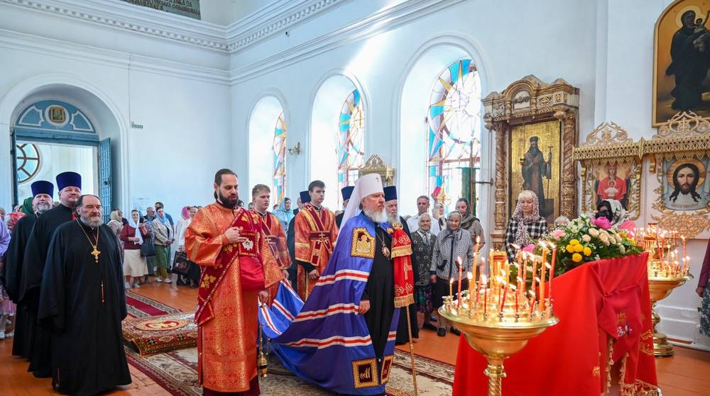 Митрополит Александр и епископ Владимир совершили Литургию в Воскресенском храме Почепа