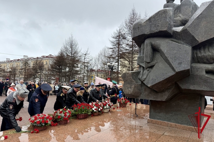 Накануне Дня Победы росгвардейцы приняли участие в церемониях памяти в Магадане