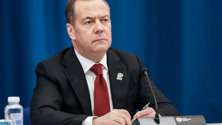 НАТО вплотную приблизился к русской границе: Медведев предупредил. ОТвет будет жёстким