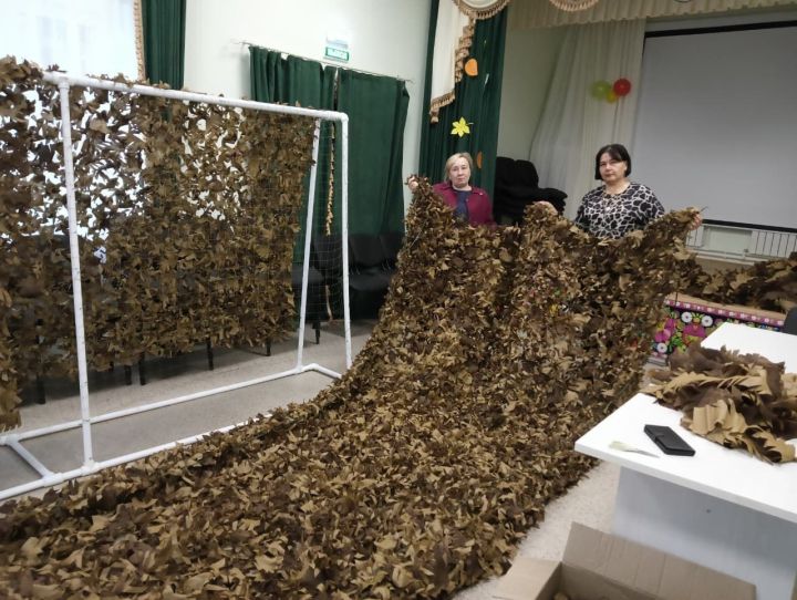 СВОим помогаем: жители Мензелинского района плетут маскировочные сети для бойцов