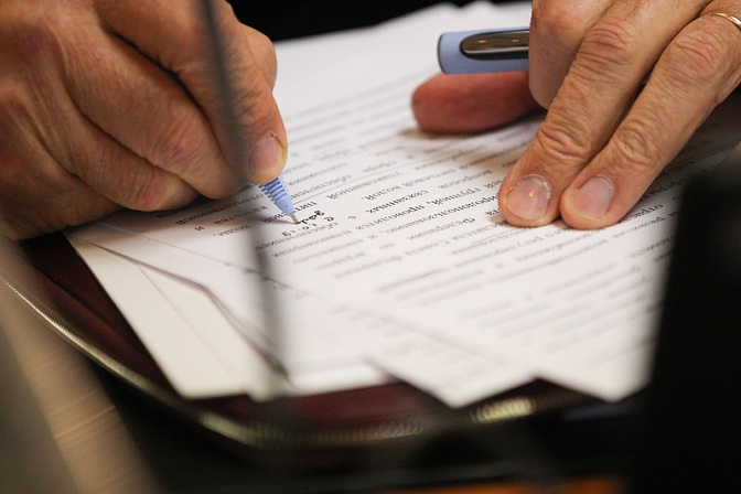 человек пишет документ ручка правки