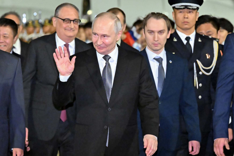 Президент РФ Владимир Путин в аэропорту Пекина