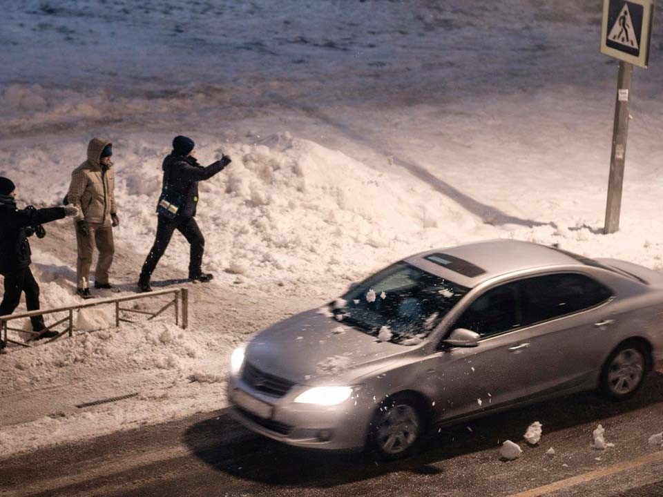 Метателей ледышек в машины с улицы Ухова могут привлечь к ответственности