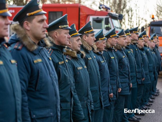 Вячеслав Гладков вручил ключи от новых спецмашин белгородским пожарным - Изображение 3