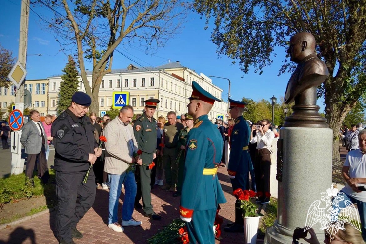 Сотрудники Росгвардии приняли участие в открытии бюста Герою России Игорю Кириллову в Костроме 