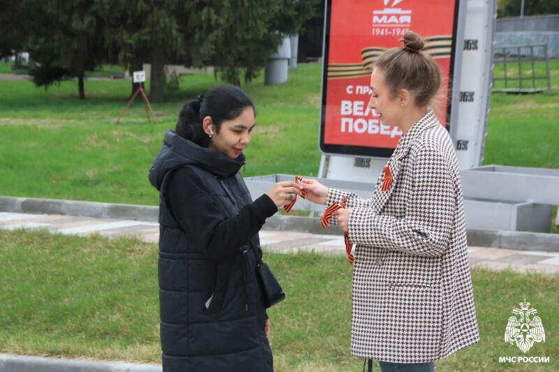 Слово и дело в преддверии 9 Мая: поэтический марафон в библиотеке и патриотические акции МЧС России