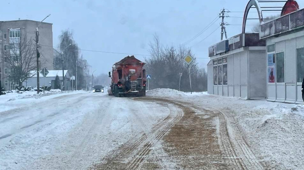 В Брянской области из-за сильного снегопада у коммунальщиков начался аврал