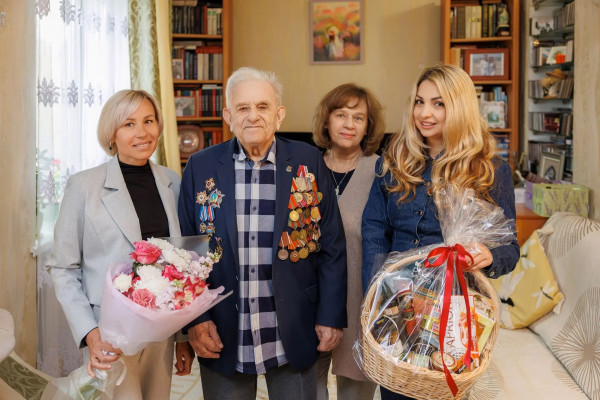 ГК «ИнтерСтрой» поздравила ветеранов Великой Отечественной войны с наступающим Днём Победы
